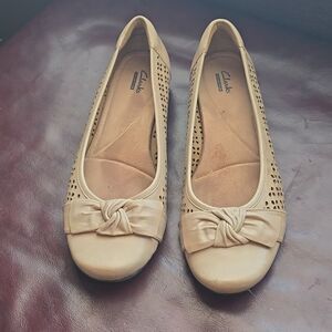Clark's Cushion Soft Tan Leather Slip-on Flats w/ Bows